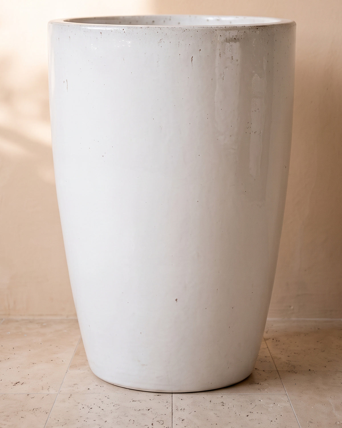 Snow White Glossy Pot, largest size, close-up of the full pot