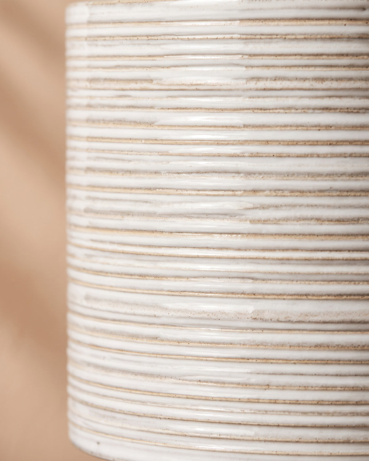 White Groove Pot, close-up of the surface texture