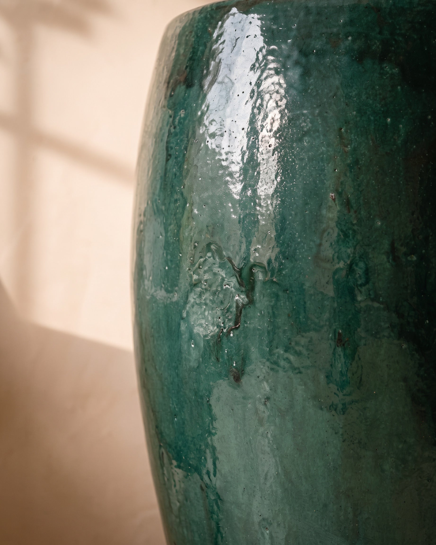 Dark Green Glossy Pot, close-up of the glaze texture