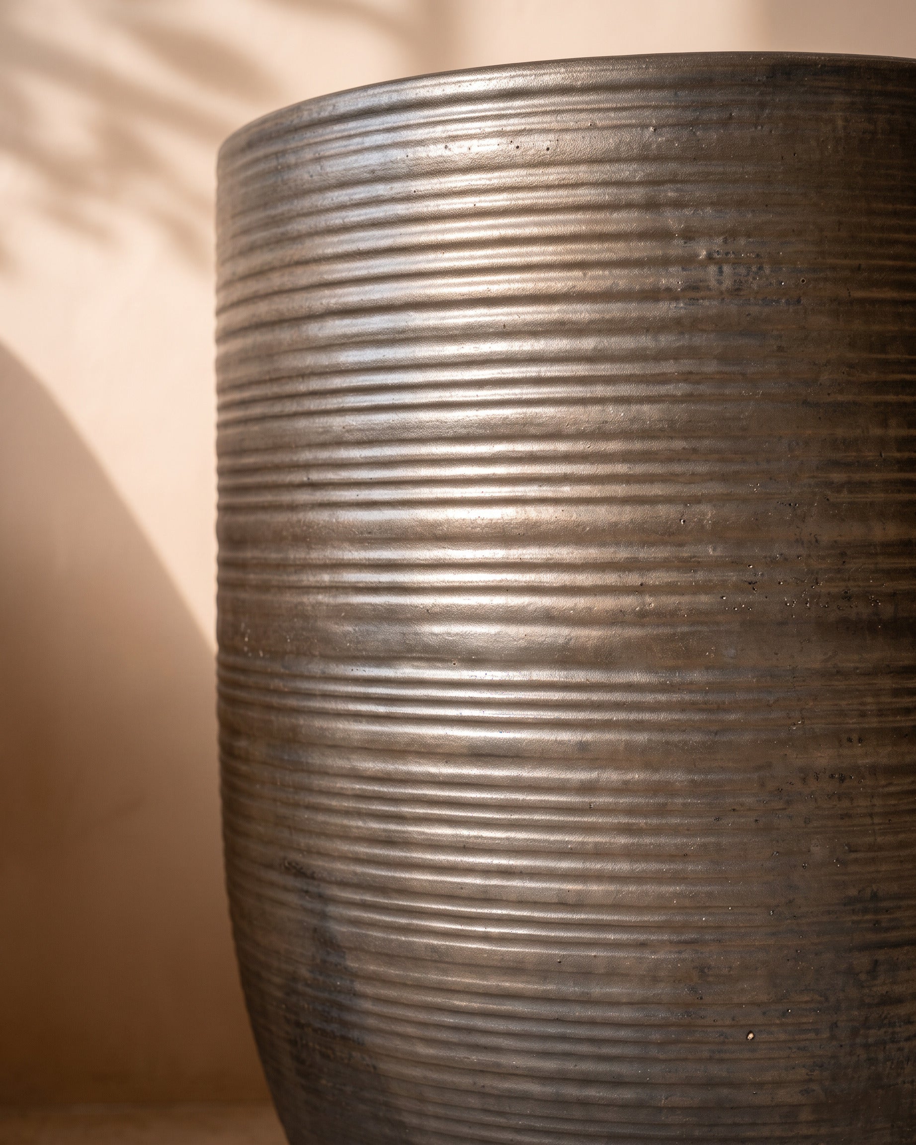 Metallic Glossy Pot, close-up of the glaze texture