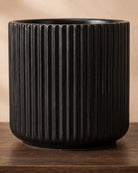 Linear Pot, close-up of the full pot in black