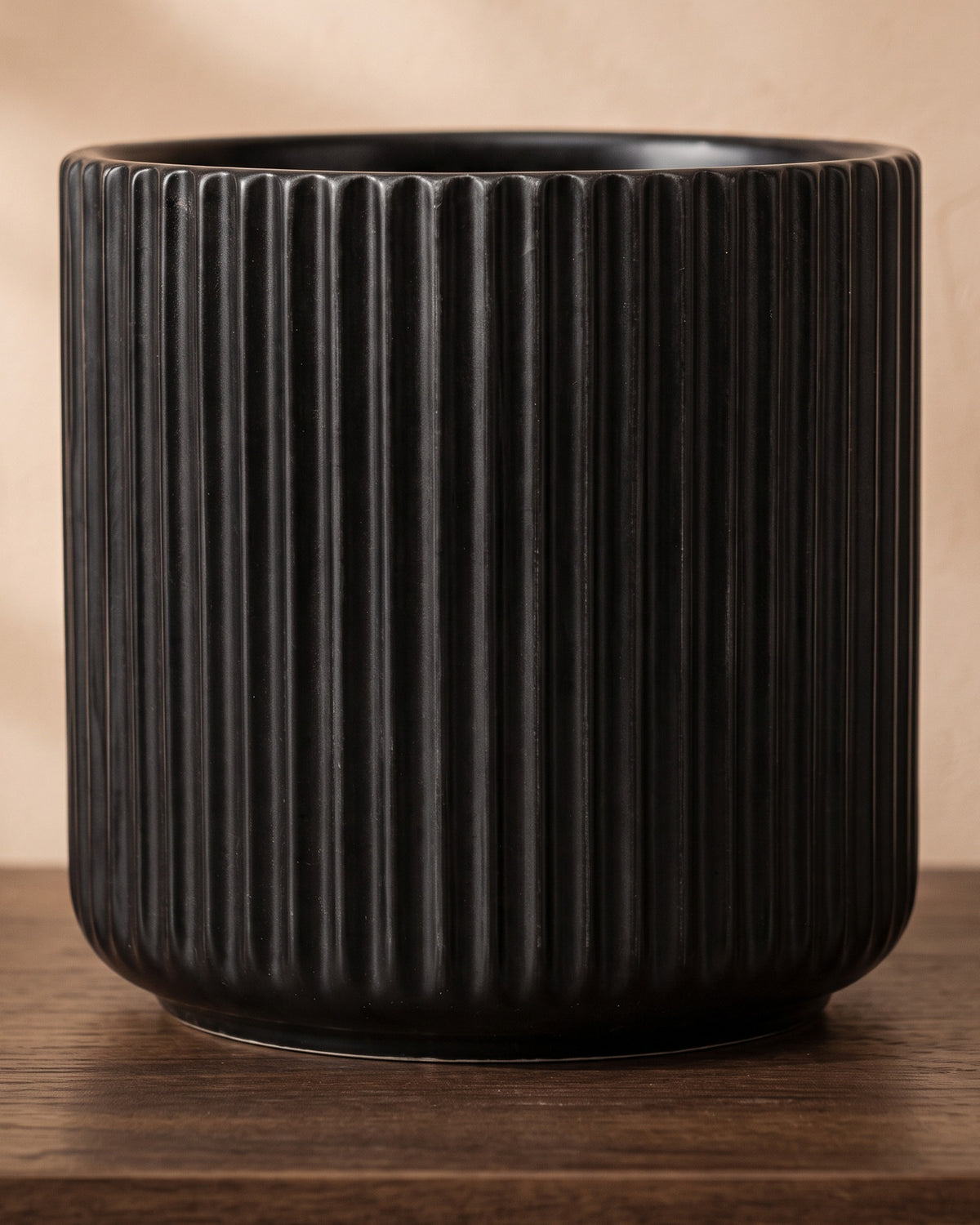 Linear Pot, close-up of the full pot in black