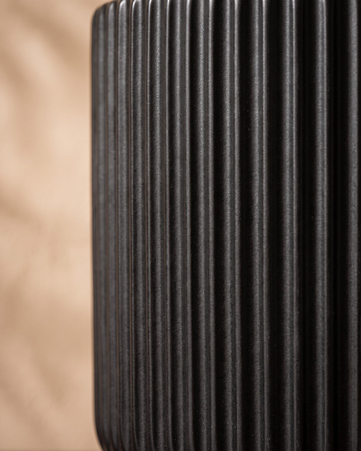 Linear Pot, close-up of the surface texture in black