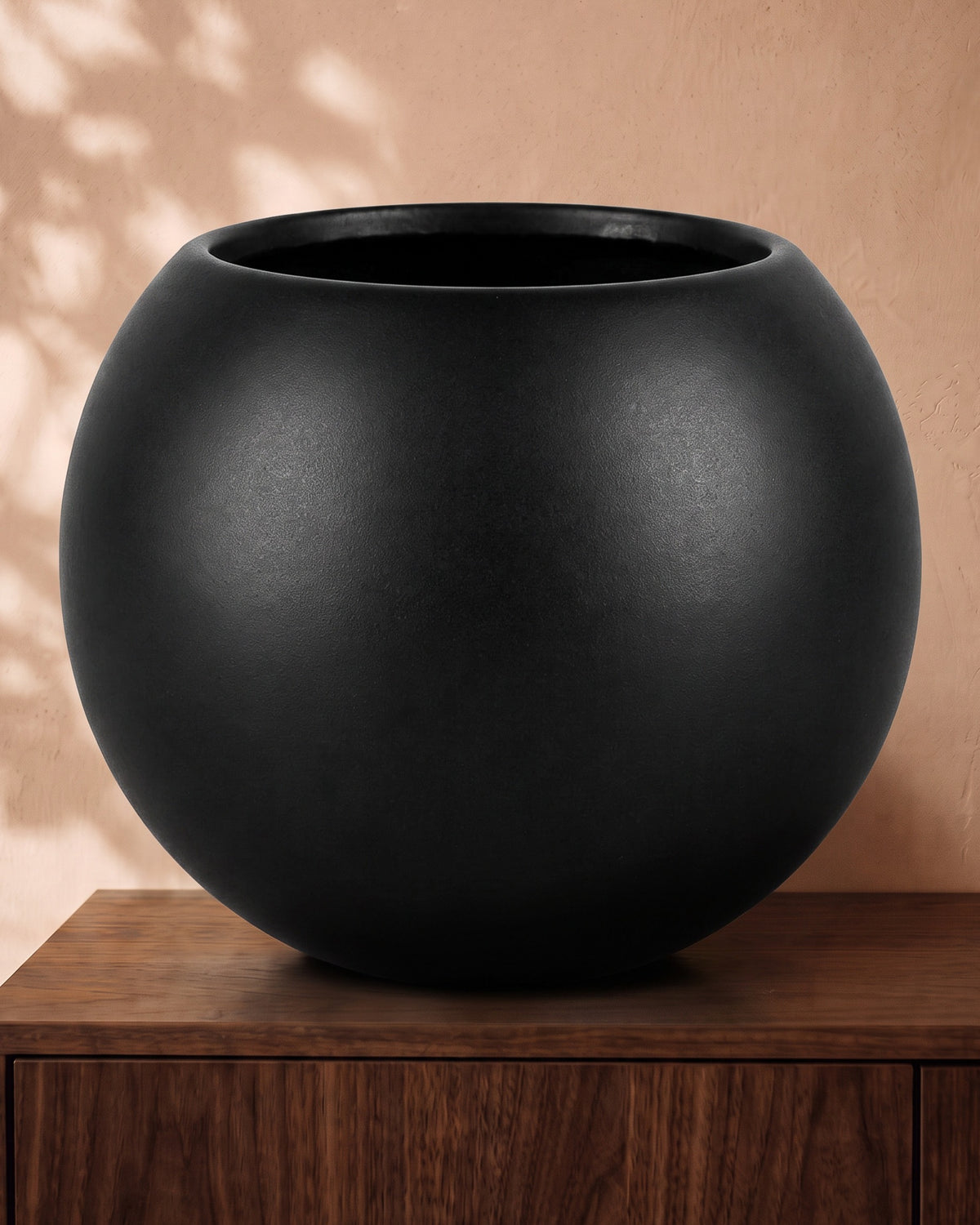 Matt Black Globe, close-up of the full pot